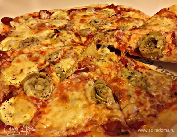 Если  вчера у меня было бы в холодильнике все, что нужно, то добавила бы еще: оливки целые без косточки, тонко нарезанные шампиньоны, брокколи, баклажан и сыр с голубой плесенью. Но это уже другая история.