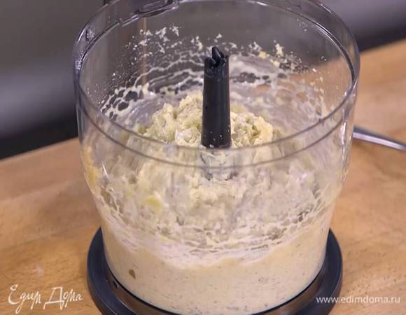 Креветки предварительно разморозить, затем поместить в чашу блендера, добавить горчицу, 1 ст. ложку майонеза, 6 ст. ложек панировочных сухарей и яйцо, все посолить, поперчить и взбить.