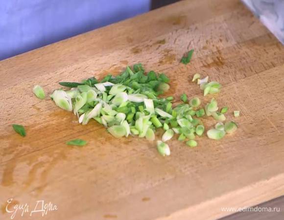 Зеленый лук тонко нарезать наискосок, добавить в фарш и все перемешать.