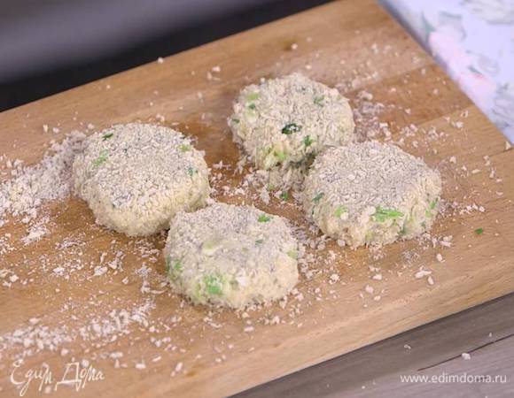Рабочую поверхность посыпать оставшимися сухарями, сформировать из фарша котлетки и обвалять их в сухарях.