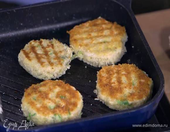 Разогреть в сковороде оливковое масло и обжаривать котлеты по 3 минуты с каждой стороны.