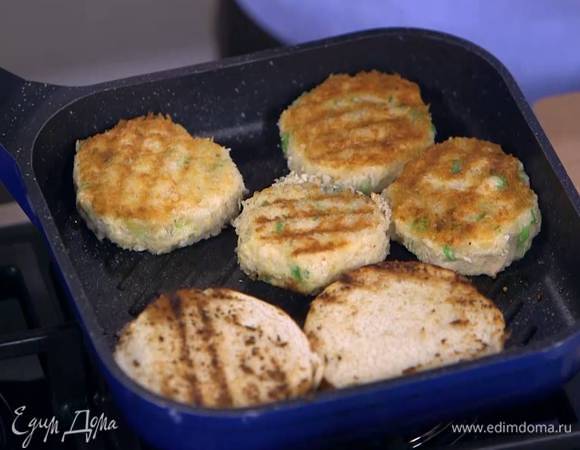 Булки разрезать вдоль пополам, выложить срезом вниз в сковороду, где жарились котлеты, и обжарить.