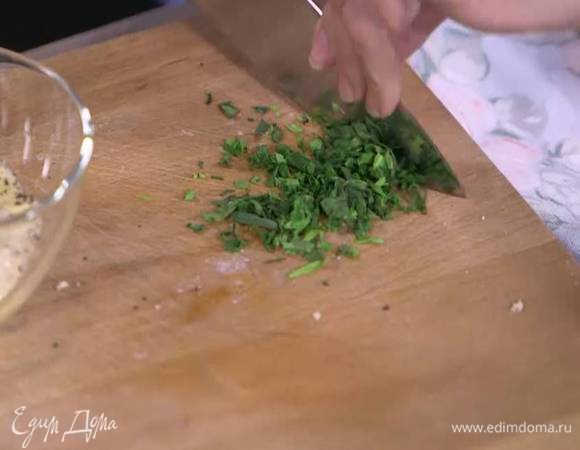 Тархун мелко порубить (должна получиться 1 ч. ложка).