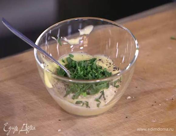 Приготовить соус: домашний майонез соединить с тархуном и хреном, посолить, поперчить и перемешать.