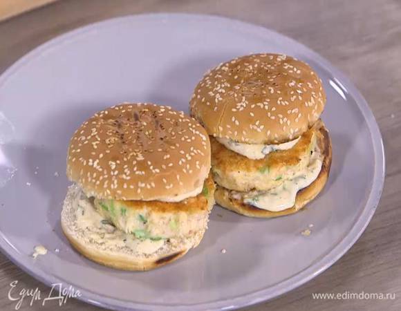 Нижние половинки булок смазать соусом, выложить на них котлеты, еще немного смазать соусом и накрыть верхними половинками.