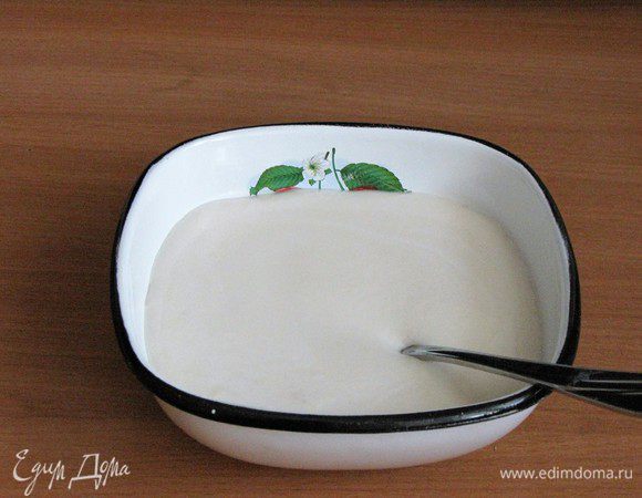 В теплом молоке растворить дрожжи. Добавить 1 ст. л. сахара и 2 ст. л. муки (из общего количества), перемешать. Дать подойти до «шапочки» 10 — 15 минут.