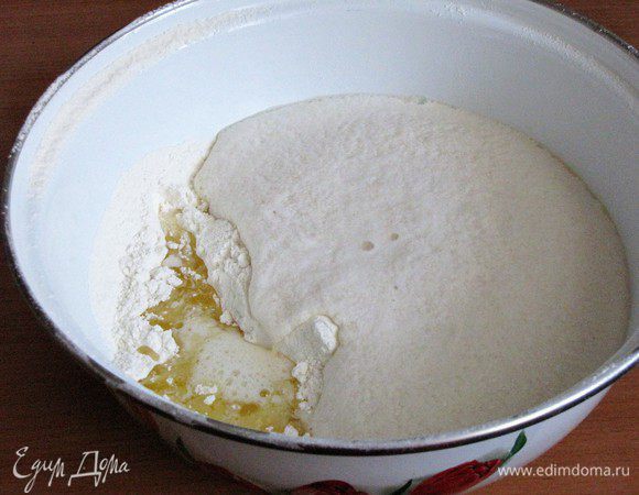 Затем взбить яйцо с солью и оставшимся сахаром. Соединить с просеянной мукой, опарой и растопленным сливочным маслом.