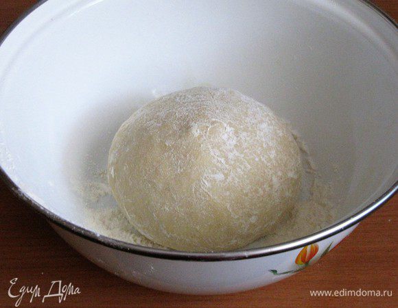 Замесить мягкое тесто. Собрать тесто в шар и положить в миску присыпанную мукой. Накрыть полотенцем и поставить в теплое место. Я ставлю в слегка прогретую духовку.