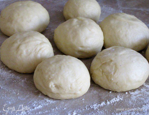 Разделать тесто на две равные части. Одну часть положить обратно в миску и накрыть. Другую разделать на 8 одинаковых кусочков и скатать их в шарики. Накрыть полотенцем и оставить на 10 минут.