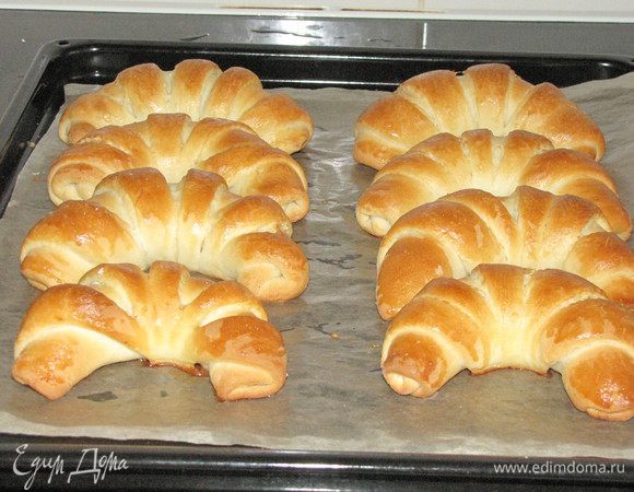Смазать рогалики слегка взбитым яйцом и выпекать в разогретой до 180°С духовке до зарумянивания минут 20. Вот такие золотистые красавцы получились!