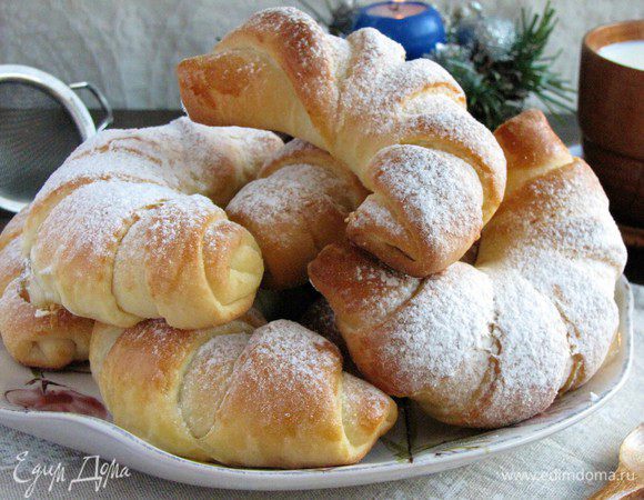 Рогалики остудить и присыпать сахарной пудрой. Звать всех на чай! Приятного аппетита!
