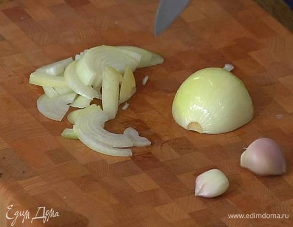 Лук почистить и нарезать полукольцами.