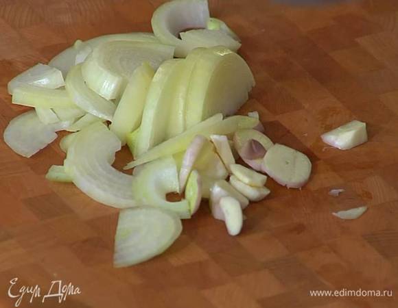 Чеснок почистить и нарезать пластинками.