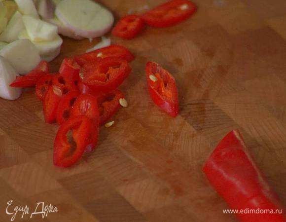 Перец чили нарезать колечками.