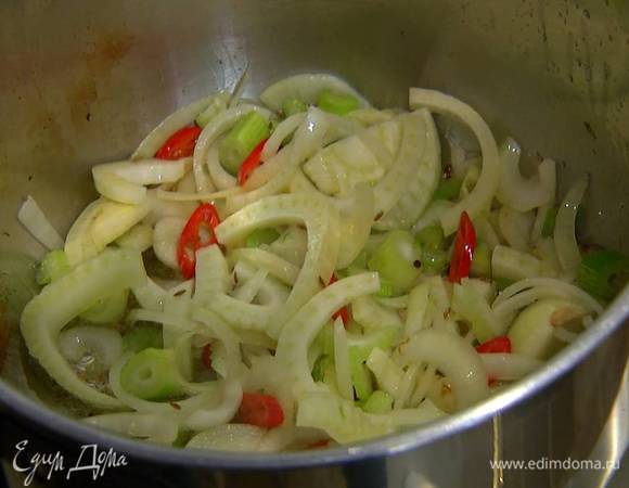 Все подготовленные овощи добавить в кастрюлю со специями и обжарить на медленном огне.