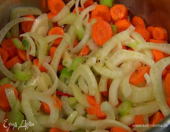 Морковь почистить, нарезать небольшими кусочками и выложить в кастрюлю с овощами, все перемешать, накрыть крышкой и тушить 4‒5 минут.