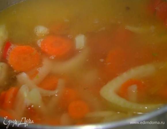 Залить овощи горячей водой, так чтобы они были полностью покрыты, и варить до готовности моркови 15‒20 минут.