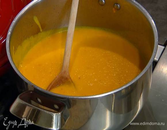 Готовый суп посолить, поперчить, перемешать и взбить в блендере, затем перелить обратно в кастрюлю и слегка прогреть.