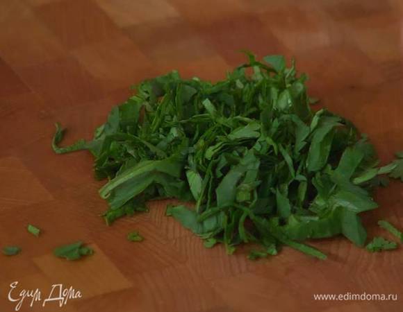 Кинзу мелко порубить.