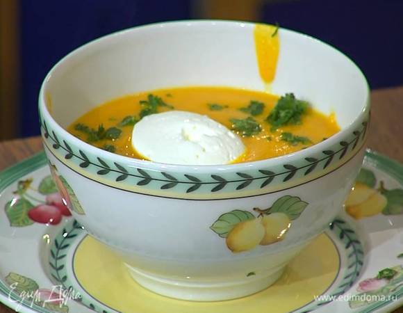 Суп разлить в тарелки, посыпать измельченной кинзой, в каждую тарелку выложить по ложке сметаны.