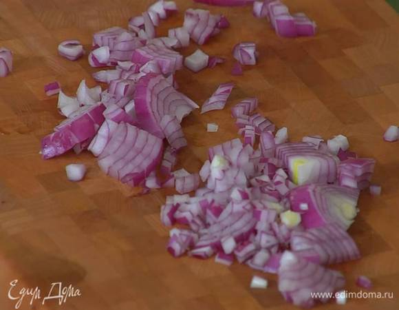 Красный лук почистить и мелко порубить.