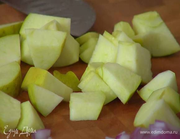 Яблоко, удалив сердцевину, нарезать небольшими кусочками.