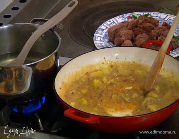 Посыпать яблоко с луком оставшейся мукой, перемешать, влить три половника горячего куриного бульона и, помешивая, прогреть все на маленьком огне, затем влить еще два половника бульона и перемешать так, чтобы не осталось комочков, все посолить и поперчить.