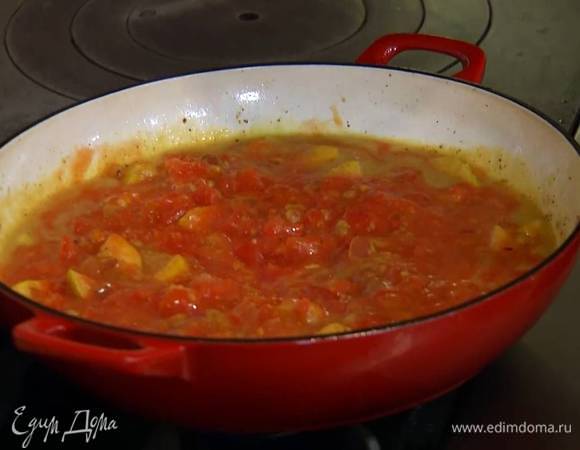 Добавить в сковороду апельсиновый джем, помидоры в собственном соку и обжаренное мясо, все перемешать, так чтобы мясо было покрыто соусом, накрыть крышкой и томить на медленном огне час-полтора.