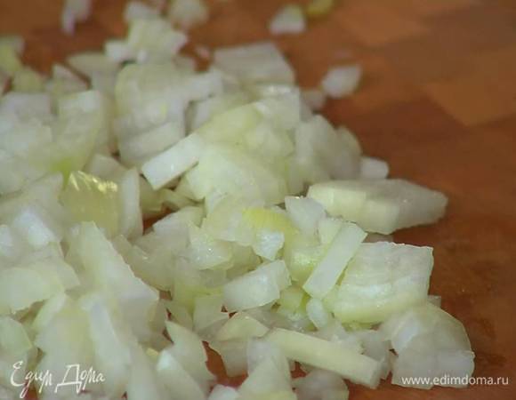 Белую луковицу почистить и мелко порубить.