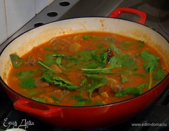 Когда мясо будет практически готово, добавить шпинат, все перемешать, дать шпинату поплыть и выключить огонь.