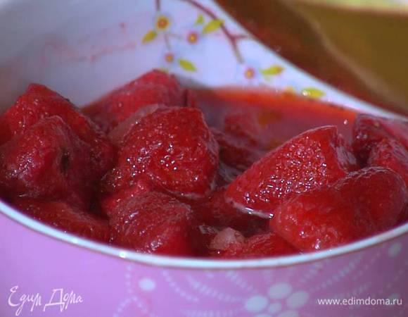Клубнику предварительно разморозить.