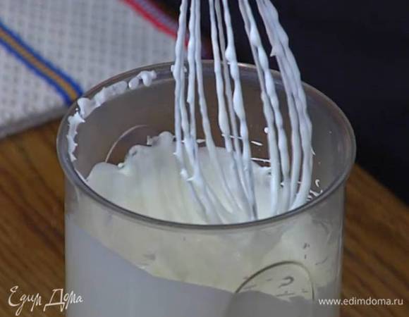 Соединить 250 мл сливок со 125 г сахарной пудры и взбивать блендером с насадкой-венчиком, пока масса не загустеет.