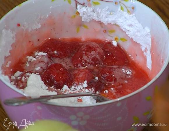 Клубнику засыпать оставшейся сахарной пудрой, слегка перемешать и дать постоять, затем все размять толкушкой.
