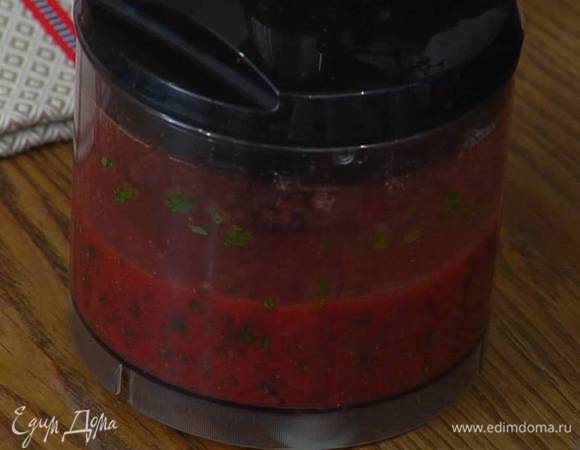 Половину клубники с сахарной пудрой поместить в чашу блендера, добавить свежемолотый перец, листья базилика без веточек и измельчить в пюре.