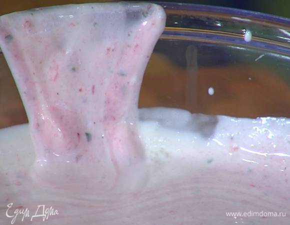 Молоко и оставшиеся сливки влить в глубокую посуду, добавить пюре из клубники, взбитые сливки с сахарной пудрой, размятую клубнику и все перемешать.