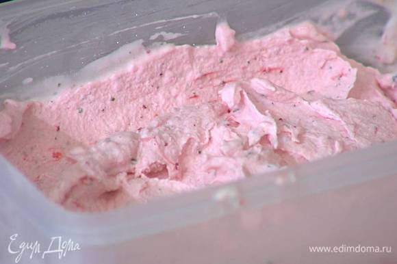 Перелить сливочно-клубничную смесь в контейнер с крышкой и охлаждать в морозилке, периодически перемешивая массу.