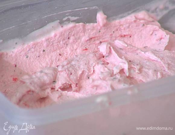 Перелить сливочно-клубничную смесь в контейнер с крышкой и охлаждать в морозилке, периодически перемешивая массу.