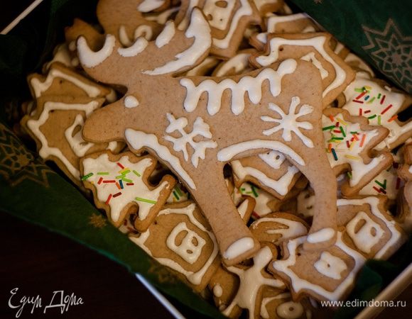 Готовые печенья полностью остудить. С помощью кондитерского мешка украсить глазурью и поставить застывать в холодильник. Можно поверх глазури украсить кондитерской посыпкой, как у меня елочки, например. 
Такая глазурь хорошо застывает и при комнатной температуре, поэтому, если есть такая возможность, лучше в холодильник не ставить.