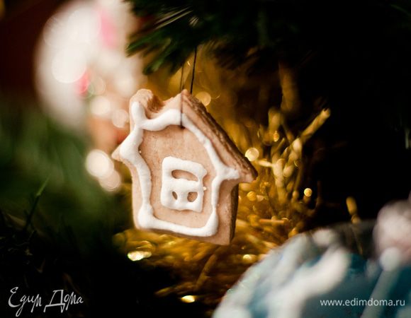 Если хотите потом эти печенья повесить на елку в качестве украшения, то нужно еще в сырых заготовках проделать дырочки для нитки с помощью зубочистки или спички, например.