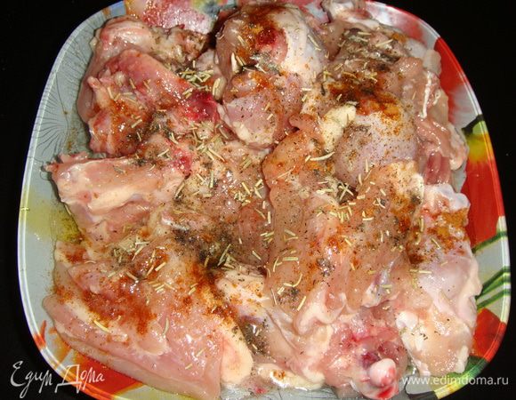 Курицу (филе) нарезать кусочками. Посолить, добавить сушеный орегано, сушеный розмарин, перец черный, перец красный, влить 2 ст. л. оливкового масла и все перемешать. Оставить мариноваться на 1 час.