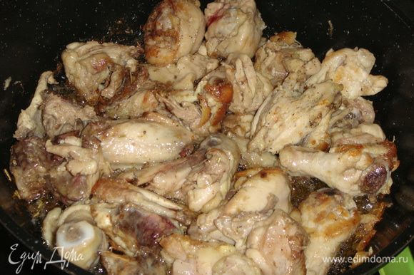 Сковороду разогреть, влить 2 ст .л. оливкового масла и обжарить кусочки курицы практически до готовности. Курицу выложить из сковороды.