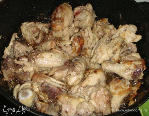 Сковороду разогреть, влить 2 ст .л. оливкового масла и обжарить кусочки курицы практически до готовности. Курицу выложить из сковороды.