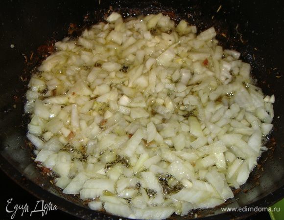 Лук и чеснок мелко нарезать. Выложить в сковороду, где жарилась курица, и обжарить.