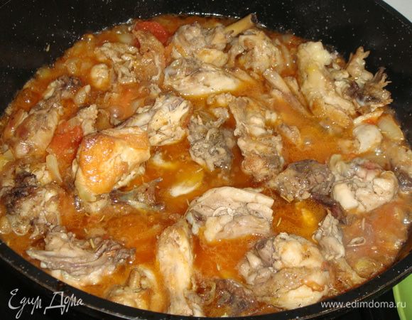 К помидорам выложить курицу.