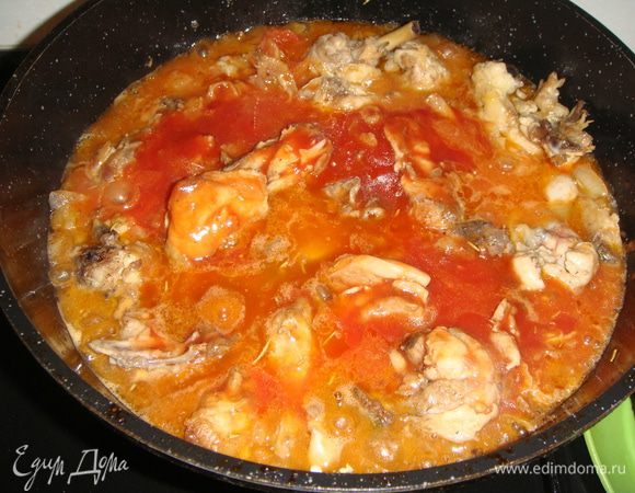 Влить томатной сок от помидоров. Тушить минут 15.