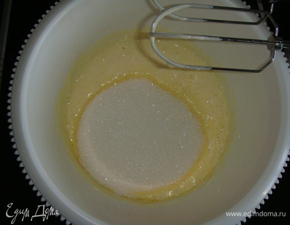 Всыпать сахар и ванильный сахар и еще раз взбить.