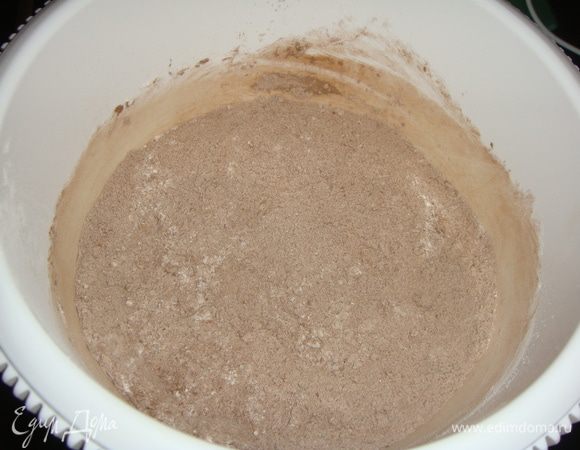 В чаше для взбивания соединить сахар, ванильный сахар, какао, муку, соду, разрыхлитель и соль. Если используете сладкий какао, то берите 1 стакан и уменьшите сахар на 1/2 стакана.