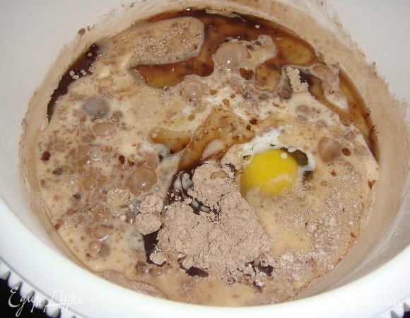 Добавить молоко , яйца, подсолнечное масло. Взбить миксером в течение трех минут.