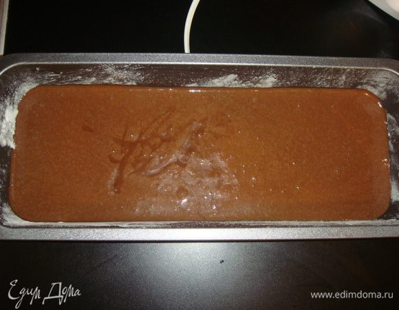 Форму для запекания смазать сливочным маслом и присыпать мукой, излишки муки высыпать. Тесто разделить на две части, одну часть вылить в форму. Духовку разогреть до 175°С, выпекать кекс 35 — 40 минут. Готовность проверить зубочисткой. Так же поступить со второй частью теста. Кекс остудить 10 минут и вынуть из формы.