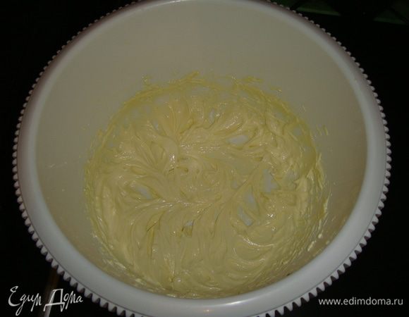 Для глазури взбить сливочное масло комнатной температуры до получения легкой и воздушной массы.